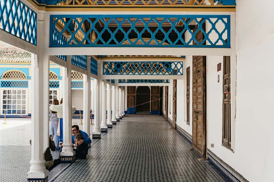 Marrakech: Saadian Tombs & Bahia Palace, Medina Guided Tour - The Saadian Tombs and the famous waiting line