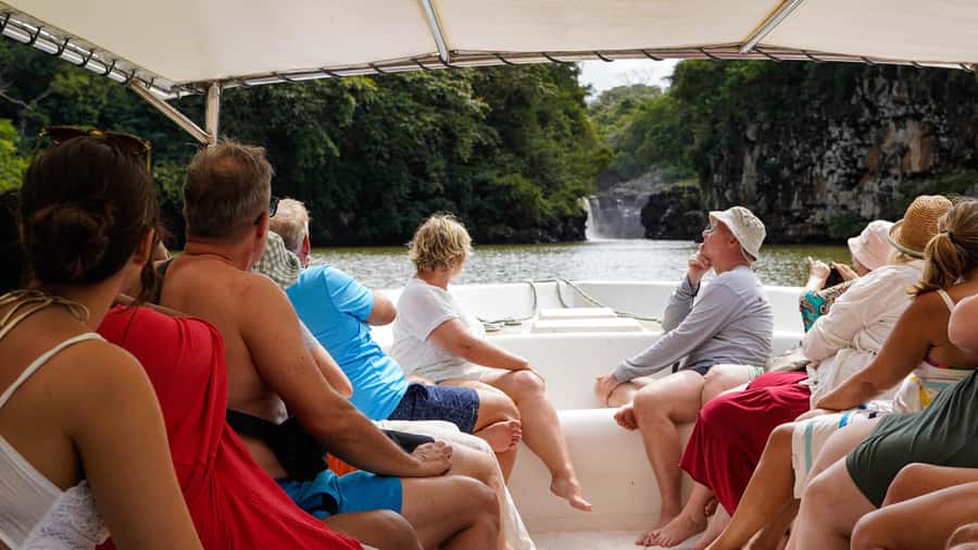 Mauritius: Ile aux Cerfs Boat Tour with BBQ Lunch and Drinks - Ile aux Cerfs: white sand and clear water