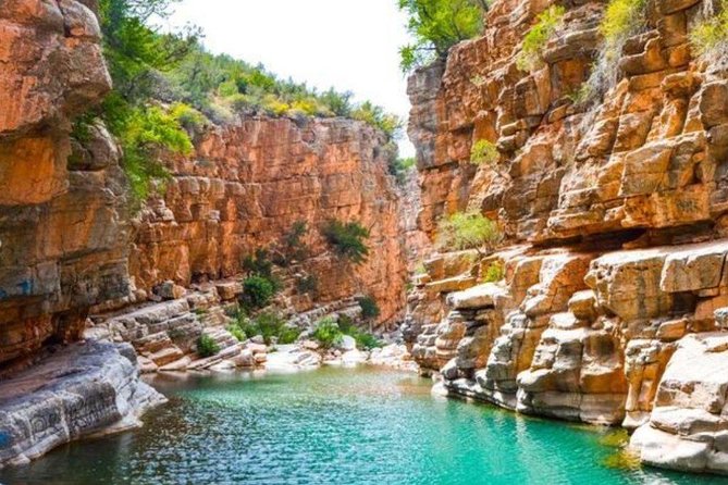 Paradise valley excursion - Reaching the pool means walking over rough ground