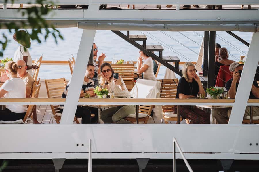 Victoria Falls: Dinner Cruise on the Zambezi River - Drinks, service, and the evening atmosphere